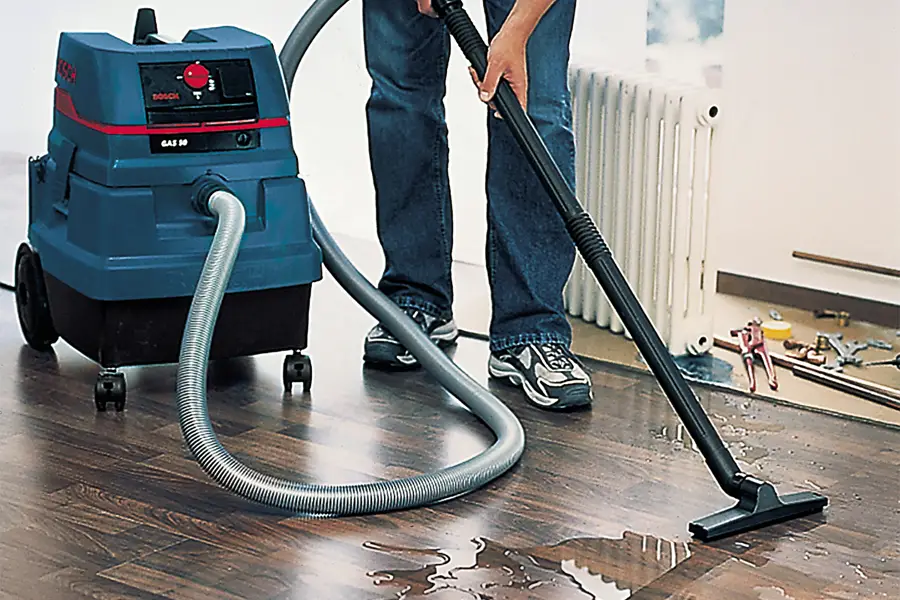 Почему после пылесоса. Строительный пылесос Vacuum. Bosch Gas 50. Пылесос всасывающий воду. Строительный пылесос влажная уборка.